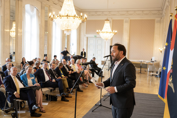  Staatssekretär Florian Hassler bedankt sich bei den Teilnehmerinnen und Teilnehmern für die guten Ideen und Anregungen.