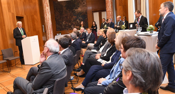 Begrüßung der Gäste durch Ministerpräsident Winfried Kretschmann (Bild: Staatsministerium Baden-Württemberg)