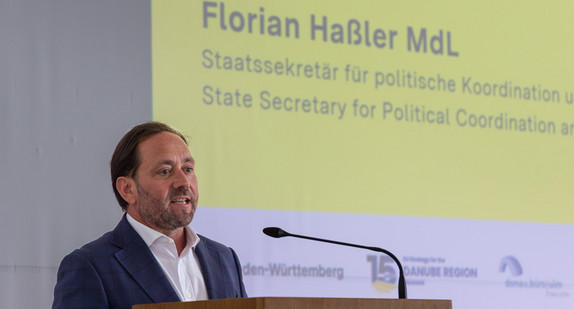 Staatssekretär Florian Haßler spricht beim Festakt zum Donauraum