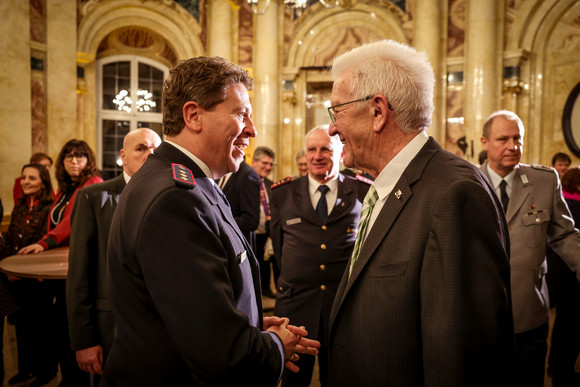 Ministerpräsident Winfried Kretschmann (rechts) im Gespräch mit Gästen