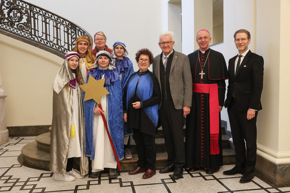 Ministerpräsident Winfried Kretschmann und seine Ehefrau Gerlinde, Staatsminister Dr. Florian Stegmann und Weihbischof Dr. Peter Birkhofer mit der Sternsingergruppe der Kirchengemeinde St. Konrad Seelsorgeeinheit Lorch/Alfdorf