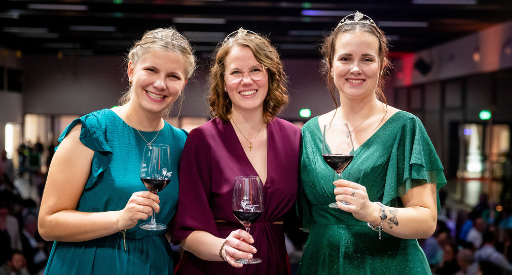 Die Weinprinzessinnen Jule Mayr (links) und Vivien Jesse (rechts) stehen nach der Wahl der 58. Württemberger Weinkönigin neben der neuen Weinkönigin Larissa Salcher (Mitte).