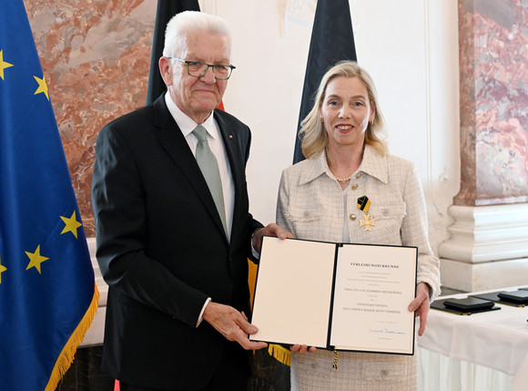 Ministerpräsident Winfried Kretschmann (links) und Sylvia Dommer-Kroneberg (rechts)