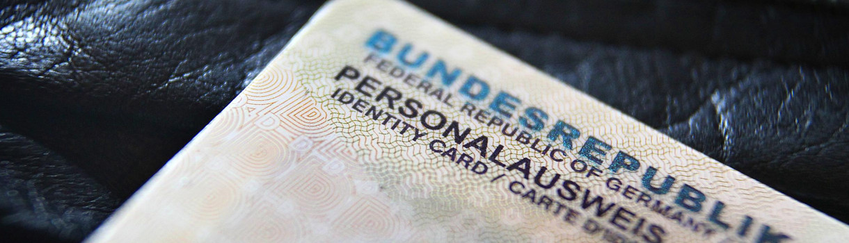 Ein deutscher Personalausweis ragt aus einer Geldbörse. (Bild: picture alliance/Karl-Josef Hildenbrand/dpa)