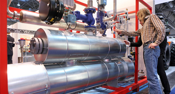 Ein Messegast lässt sich eine so genannte ORC-Anlage erläutern.