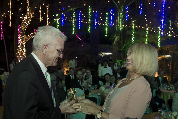 Ministerpräsident Winfried Kretschmann (l.) und die Direktorin des Goethe-Instituts in Pune, Heidi Wetz-Kubach (r.), bei einem Abendempfang im Rahmen der Partnerschaft Baden-Württemberg – Maharashtra