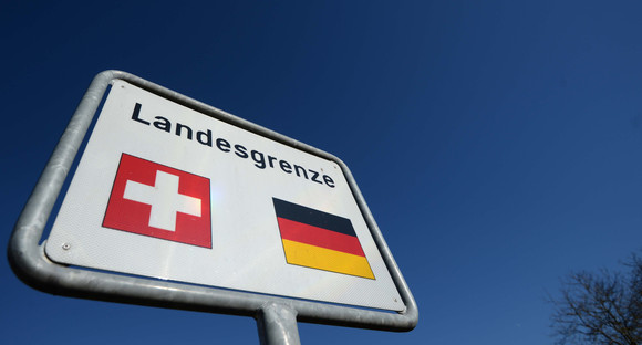 Ein Länderschild «Deutschland-Schweiz» ist an der deutsch-schweizerischen Grenze zu sehen. (Bild: Patrick Seeger / dpa)