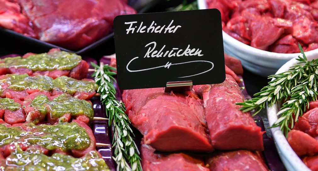 Frisches Fleisch, darunter Rehkeule, Rehrücken und Wildschweingulasch liegen in der Auslage einer Metzgerei.