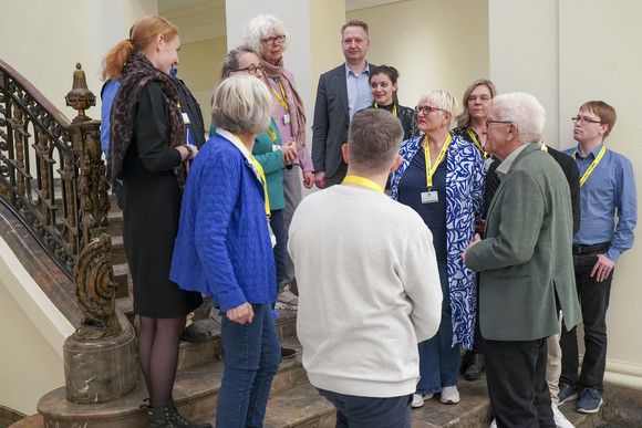 Ministerpräsident Winfried Kretschmann diskutiert mit den Mitgliederinnen und Mitgliedern des Bürgerforums über ihre Erfahrungen. 