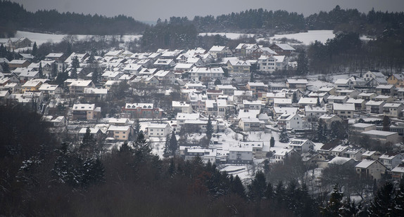Schneebeckte Dächer in Haiterbach: Auf dem Segelfluggelände Haiterbach-Nagold soll ein Übungsgelände der KSK entstehen. (Bild: dpa)