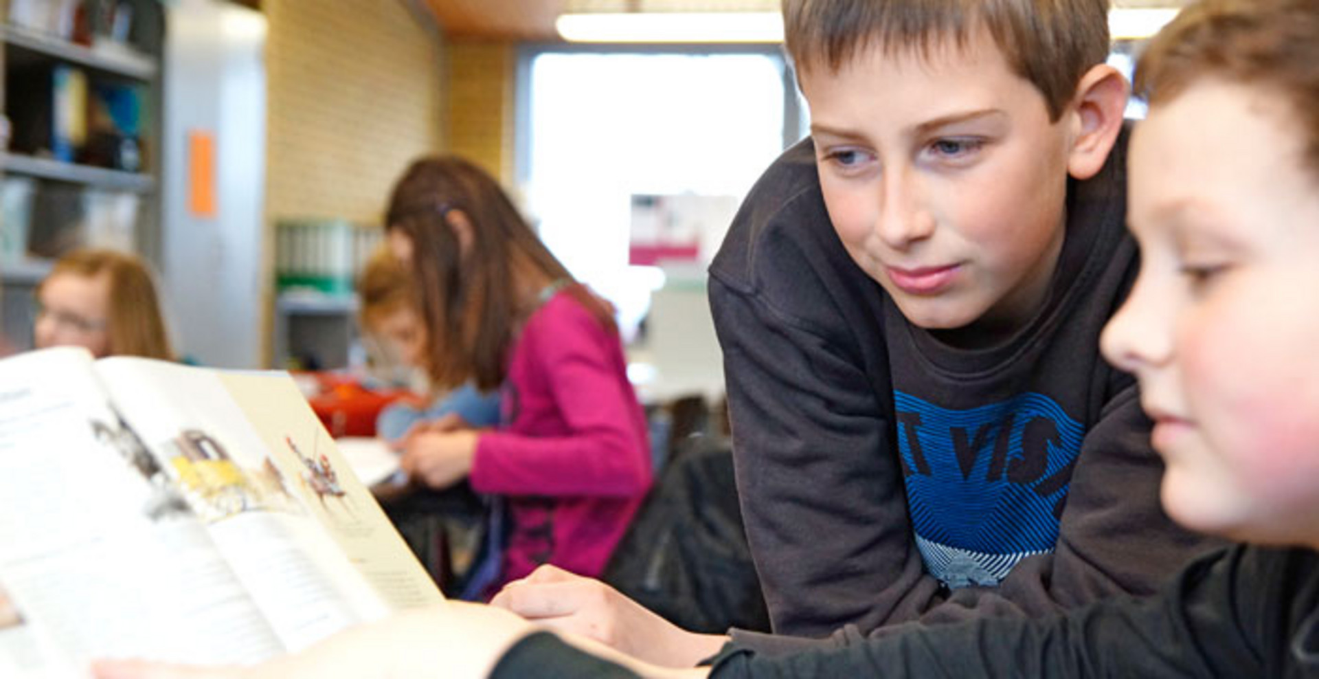 Ich erklär’s dir: Zwei Schüler an der Heinrich-Schickardt-Schule in Bad Boll