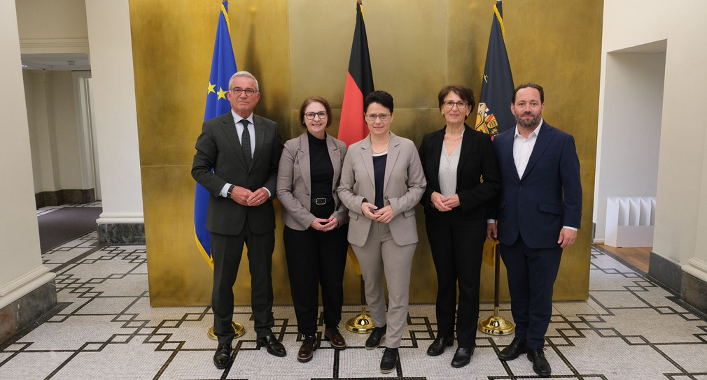 von links nach rechts: Thomas Strobl, Stellvertretender Ministerpräsident und Innenminister, Sandra Boser, Staatssekretärin im Ministerium für Kultus, Jugend und Sport, Marion Gentges, Ministerin der Justiz und für Migration, Dr. Ute Leidig, Staatssekretärin im Ministerium für Soziales, Gesundheit und Integration, Florian Haßler, Staatssekretär im Staatsministerium