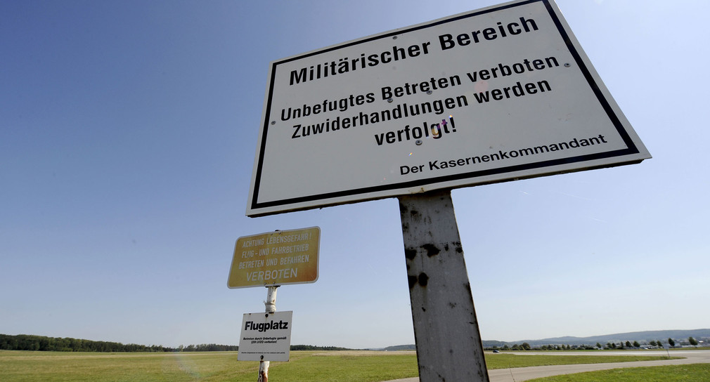 Verbots- und Hinweisschilder am Rande des Flugplatzes in Renningen-Malmsheim (Foto: dpa)