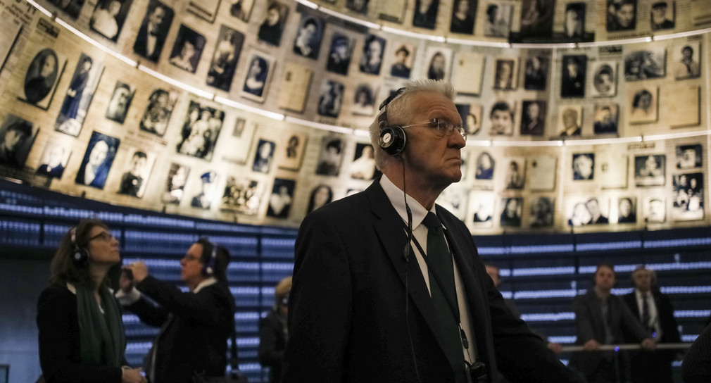 Ministerpräsident Winfried Kretschmann besucht die Halle der Namen in der Holocaust-Gedenkstätte Yad Vashem in Jerusalem. (Foto: dpa)