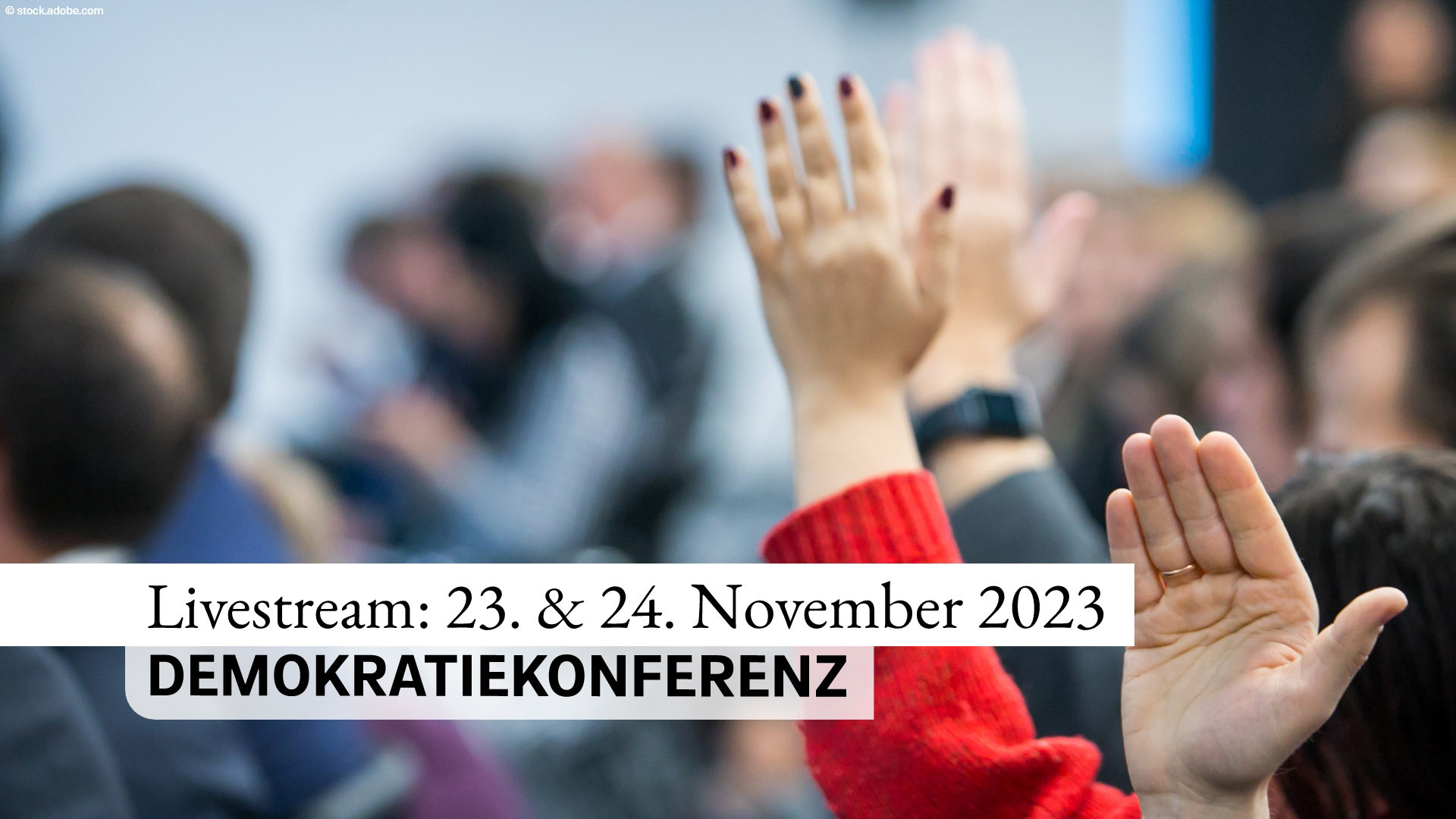 Menschen in einer Konferenz, dazu der Schriftzug „Livestream: 23. und 24. November 2023, DEMOKRATIEKONFERENZ“.