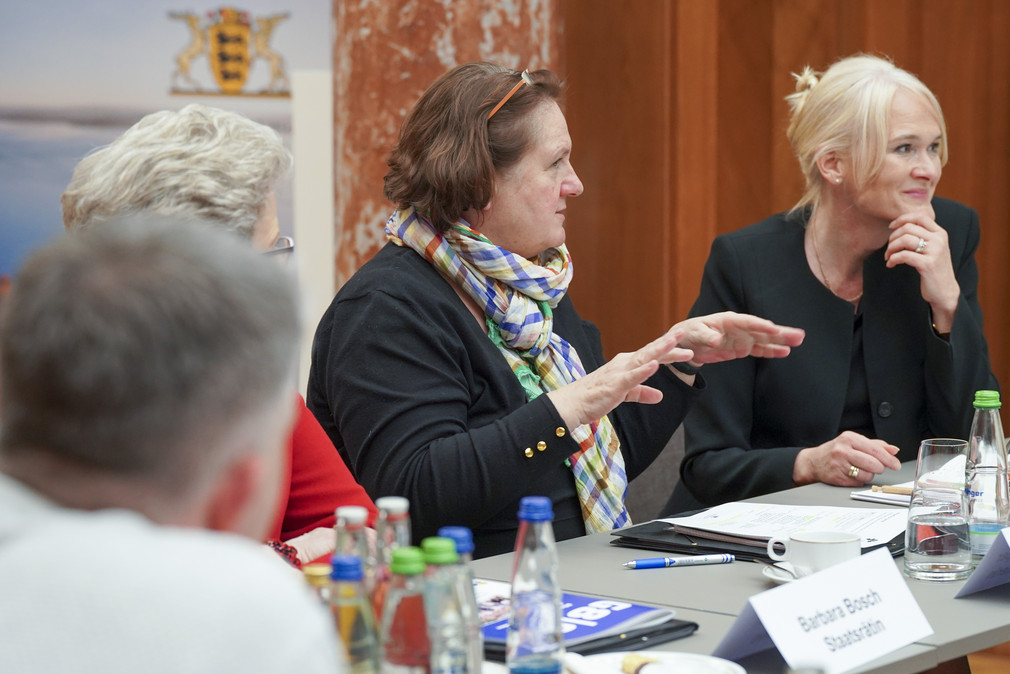 Staatsrätin Barbara Bosch (Zweite von links) und Kultusministerin Theresa Schopper (Zweite von rechts) bei den Diskussionen zu den Ergebnissen