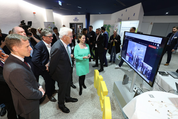 Gruppenbild mit Ministerpräsident Winfried Kretschmann, Gesundheitsminister Manne Lucha und Johannes Sarx, Geschäftsführer der BIOPRO Baden-Württemberg GmbH