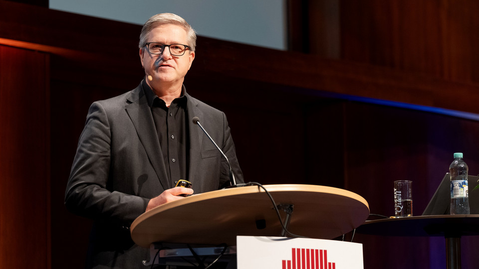 Prof. Dr. Frank Brettschneider spricht bei der Demokratiekonferenz 2023.