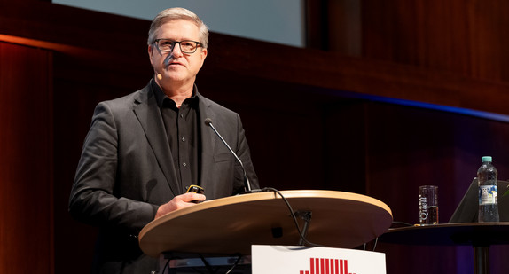 Prof. Dr. Frank Brettschneider spricht bei der Demokratiekonferenz 2023.