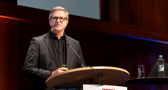 Prof. Dr. Frank Brettschneider spricht bei der Demokratiekonferenz 2023.