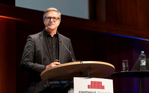 Prof. Dr. Frank Brettschneider spricht bei der Demokratiekonferenz 2023.