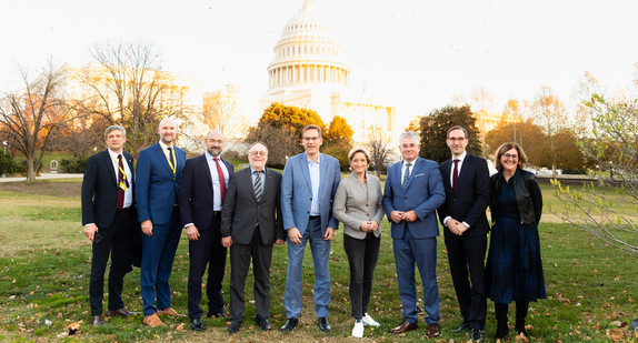 Gruppenbild mit Wirtschaftsministerin Dr. Nicole Hoffmeister-Kraut vor dem Kapitol in Washington D.C.