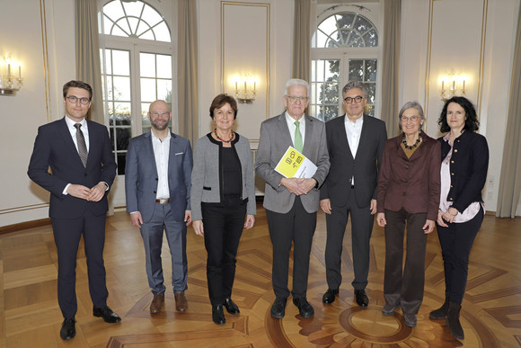 Ministerpräsident Winfried Kretschmann (Mitte) mit den Mitgliedern des Normenkontrollrats Baden-Württemberg