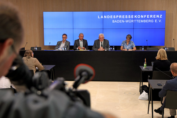 v.l.n.r.: Regierungssprecher Rudi Hoogvliet, Innenminister Thomas Strobl, Ministerpräsident Winfried Kretschmann und die Vorsitzende der Landespressekonferenz Baden-Württemberg, Barbara Schlegel