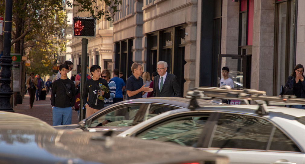Der ehemalige Nationaltrainer Jürgen Klinsmann (l.) im Gespräch mit Ministerpräsident Winfried Kretschmann (r.) auf der Market Street in San Fransisco (Bild: © Staatsministerium Baden-Württemberg).