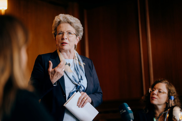 Staatsrätin Barbara Bosch spricht zu den Teilnehmenden des Pressegesprächs.