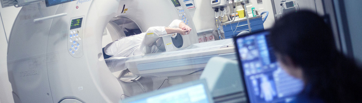 Eine Patientin wird in einem Krankenhaus in Stuttgart in einem Computertomographen (CT) untersucht (Bild: © dpa)