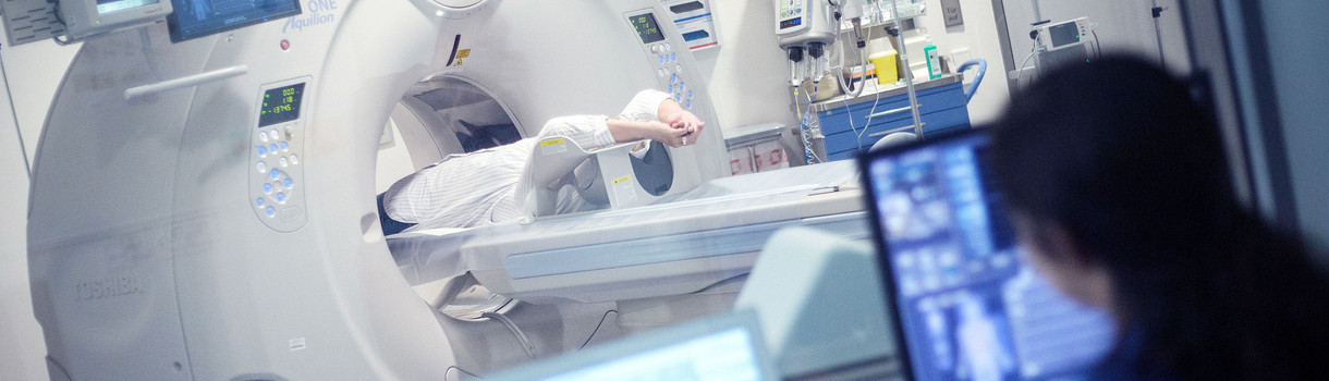 Eine Patientin wird in einem Krankenhaus in Stuttgart in einem Computertomographen (CT) untersucht (Bild: © dpa)