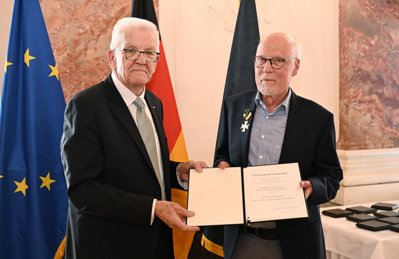 Ministerpräsident Winfried Kretschmann (links) und Prof. Hans-Ulrich Weth-Häbel (rechts)