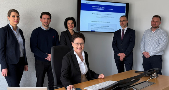 Projektteam, Ministerin der Justiz und für Migration Marion Gentges (Dritte von links), Direktorin des Amtsgerichts Nürtingen Dr. Sabine Kienzle-Hiemer (Vierte von links), Dr. Markus Volz Vizepräsident des Landgerichts Stuttgart (5. v. l.)