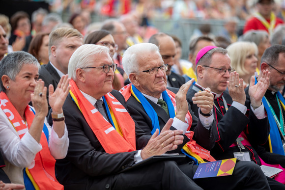 von links nach rechts: Irme Stetter-Karp, Präsidentin des Zentralkomitees der deutschen Katholiken (ZdK), Bundespräsident Frank-Walter Steinmeier, Ministerpräsident Winfried Kretschmann und Georg Bätzing, Vorsitzender der Deutschen Bischofskonferenz, bei der Eröffnung des Katholikentags
