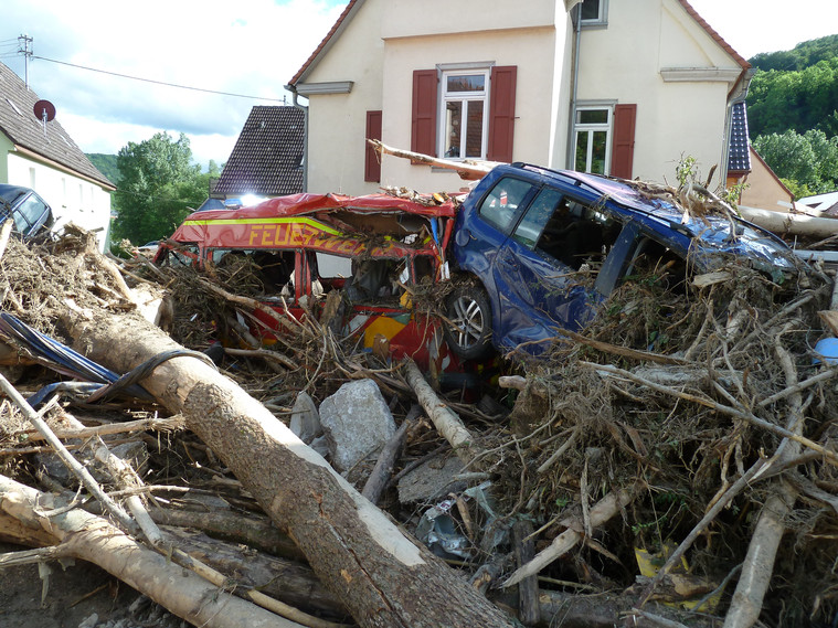 Zerstörte Straße und zerstörte Autos in Braunsbach (Foto: Gemeinde Braunsbach)
