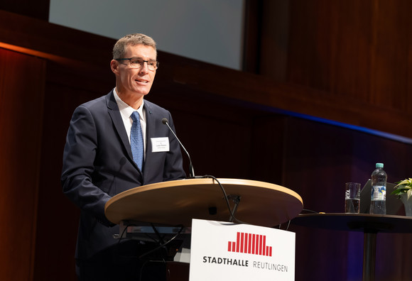 Dr. Lukas Pfisterer spricht bei der Demokratiekonferenz 2023.