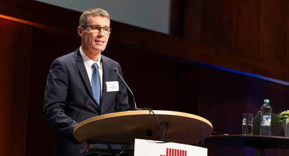 Dr. Lukas Pfisterer spricht bei der Demokratiekonferenz 2023.