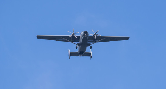 Ein M-28 Skytruck der Luftwaffe fliegt während einer Sprungübung am Himmel. 