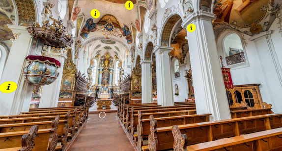 Barocke Innenansicht der Pfarrkirche St. Magnus in Bad Schussenried: Blick vom Kirchenschiff auf Chor und Hochaltar mit reich verzierten Chorgestühlen, Kanzel, Deckenfresken und gelben Info-Punkten des digitalen 360°-Rundgangs.
