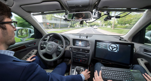 Ein selbstfahrendes Auto des Forschungszentrumes Informatik fährt während der Eröffnung des &amp;quot;Testfelds Autonomes Fahren&amp;quot; in Karlsruhe mit zwei Entwicklern autonom im Straßenverkehr. (Foto: © dpa)