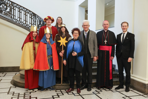 Ministerpräsident Winfried Kretschmann und seine Ehefrau Gerlinde, Staatsminister Dr. Florian Stegmann und Weihbischof Dr. Peter Birkhofer mit der Sternsingergruppe der Seelsorgeeinheit Blumberg, St. Genesius