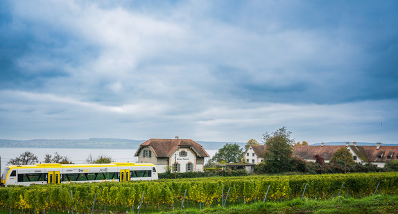 Ein bwegt-Zug fährt am Bodensee vorbei. Ein bwegt-Zug fährt am Bodensee vorbei.
