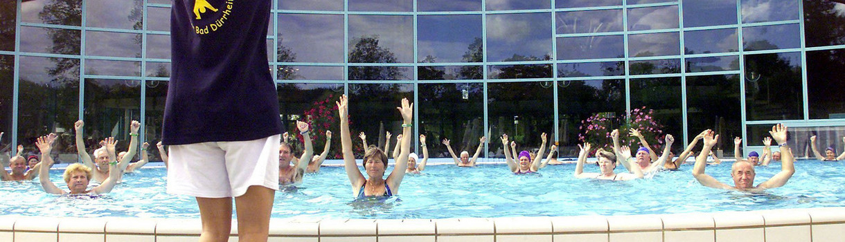 Badegäste halten im Kurbad Solemar in Bad Dürrheim während einer Gymnastikübung die Hände in die Luft. (Foto: © dpa)