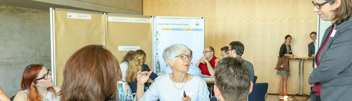 Bürgerinnen und Bürger diskutieren Ende Juni 2018 beim vierten Bürgerdialog im Rahmen des Europadialogs der Landesregierung in Tuttlingen miteinander.