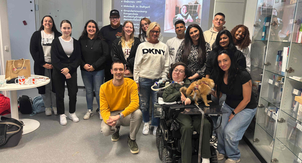 Gruppenbild von Denise Tovarysova und weiteren Personen an der Berufsfachschule für Pflege