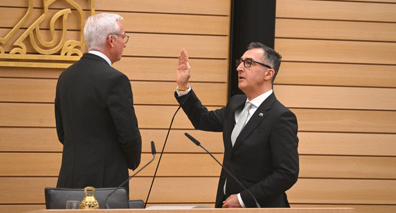 Landtagspräsident Thomas Strobl (links) und Cem Özdemir (rechts) bei der Vereidigung im Landtag.