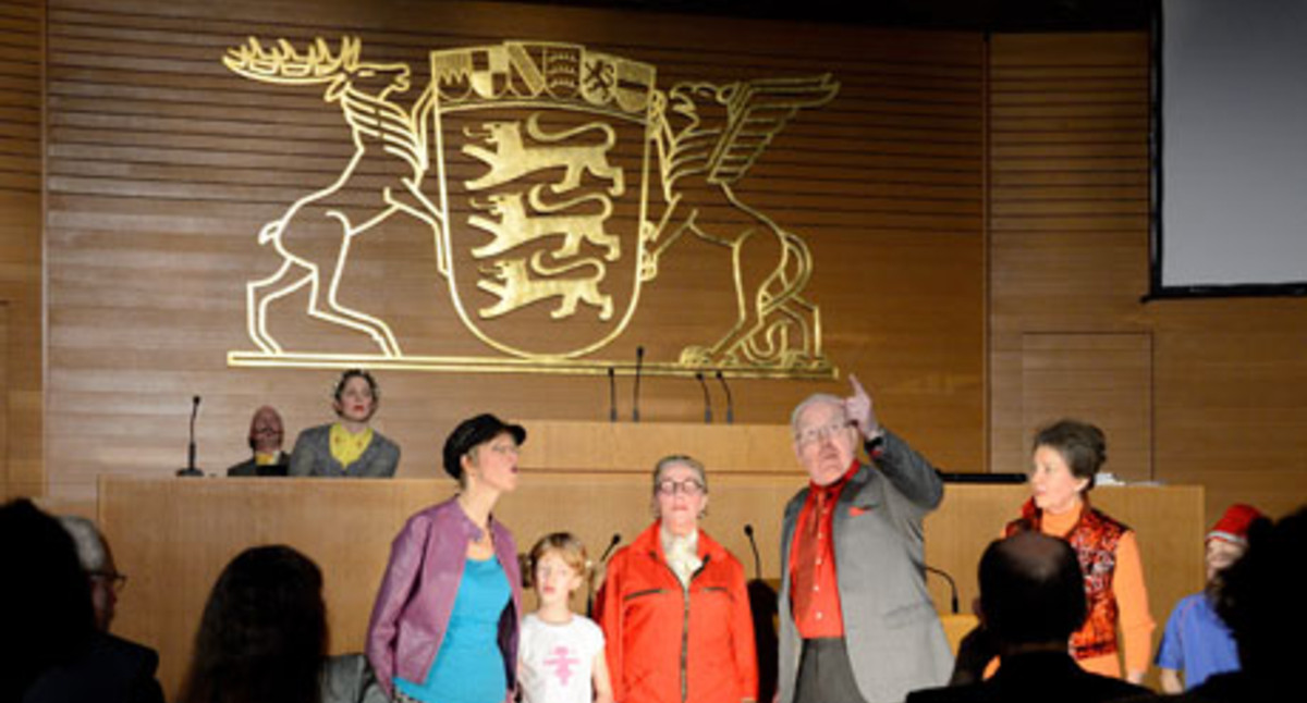 Laiendarsteller führen im Plenarsaal des Landtags das Theaterstück: „Bürgerbeteiligung - ein Lustspiel“ auf (Bild: dpa).