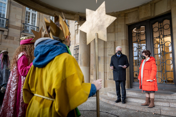 Ministerpräsident Winfried Kretschmann und seine Frau Gerlinde (rechts) mit Sternsingerinnen und Sternsingern