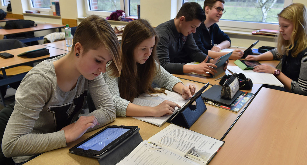 Schüler arbeiten in ihrem Klassenzimmer am Tablet. (Foto: © dpa)